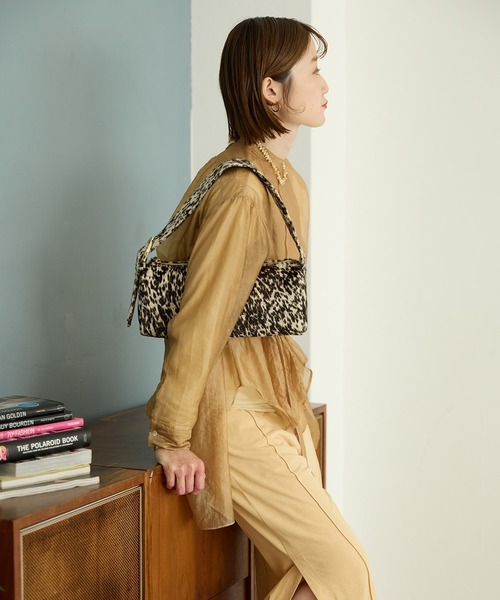 HASHIBAMI（ハシバミ）の「【HASHIBAMI】ヨコナガジップ カウヘアー ワンショルダー（ショルダーバッグ・レディース・ブラック×ベージュ/ホワイト・FREE）」の12枚目の写真