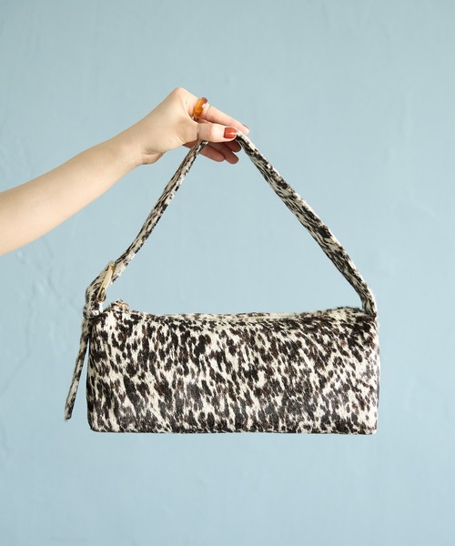 HASHIBAMI（ハシバミ）の「【HASHIBAMI】ヨコナガジップ カウヘアー ワンショルダー（ショルダーバッグ・レディース・ブラック×ベージュ/ホワイト・FREE）」の14枚目の写真