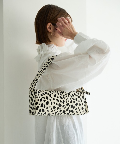 HASHIBAMI（ハシバミ）の「【HASHIBAMI】ヨコナガジップ カウヘアー ワンショルダー（ショルダーバッグ・レディース・ブラック×ベージュ/ホワイト・FREE）」の15枚目の写真