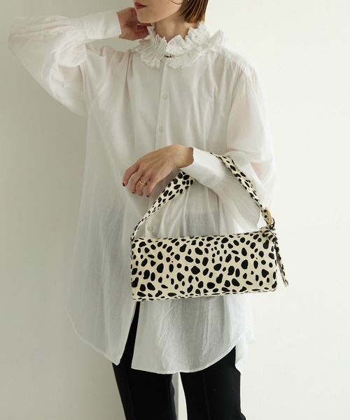 HASHIBAMI（ハシバミ）の「【HASHIBAMI】ヨコナガジップ カウヘアー ワンショルダー（ショルダーバッグ・レディース・ブラック×ベージュ/ホワイト・FREE）」の16枚目の写真