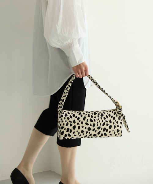 HASHIBAMI（ハシバミ）の「【HASHIBAMI】ヨコナガジップ カウヘアー ワンショルダー（ショルダーバッグ・レディース・ブラック×ベージュ/ホワイト・FREE）」の17枚目の写真