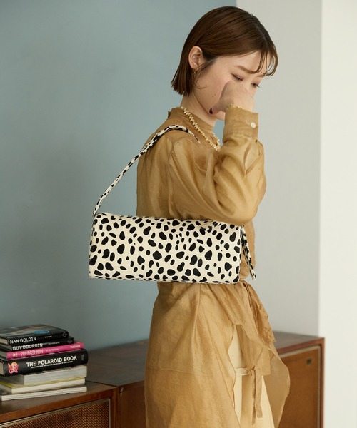 HASHIBAMI（ハシバミ）の「【HASHIBAMI】ヨコナガジップ カウヘアー ワンショルダー（ショルダーバッグ・レディース・ブラック×ベージュ/ホワイト・FREE）」の4枚目の写真