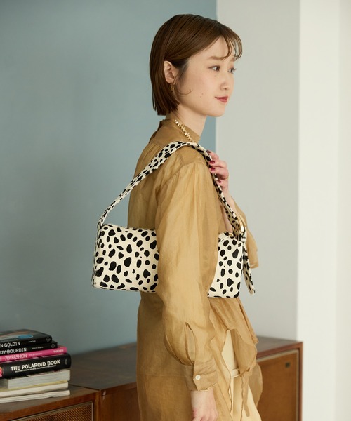 HASHIBAMI（ハシバミ）の「【HASHIBAMI】ヨコナガジップ カウヘアー ワンショルダー（ショルダーバッグ・レディース・ブラック×ベージュ/ホワイト・FREE）」の5枚目の写真