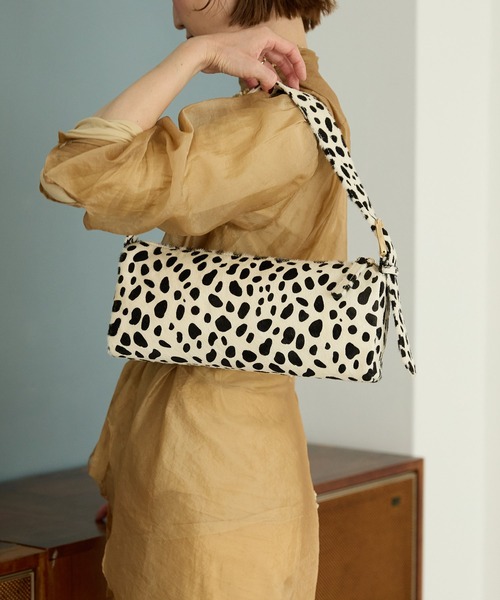 HASHIBAMI（ハシバミ）の「【HASHIBAMI】ヨコナガジップ カウヘアー ワンショルダー（ショルダーバッグ・レディース・ブラック×ベージュ/ホワイト・FREE）」の8枚目の写真