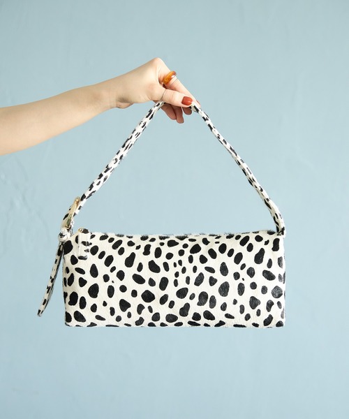 HASHIBAMI（ハシバミ）の「【HASHIBAMI】ヨコナガジップ カウヘアー ワンショルダー（ショルダーバッグ・レディース・ブラック×ベージュ/ホワイト・FREE）」の18枚目の写真