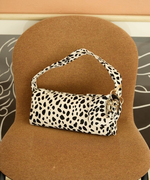 HASHIBAMI（ハシバミ）の「【HASHIBAMI】ヨコナガジップ カウヘアー ワンショルダー（ショルダーバッグ・レディース・ブラック×ベージュ/ホワイト・FREE）」の9枚目の写真