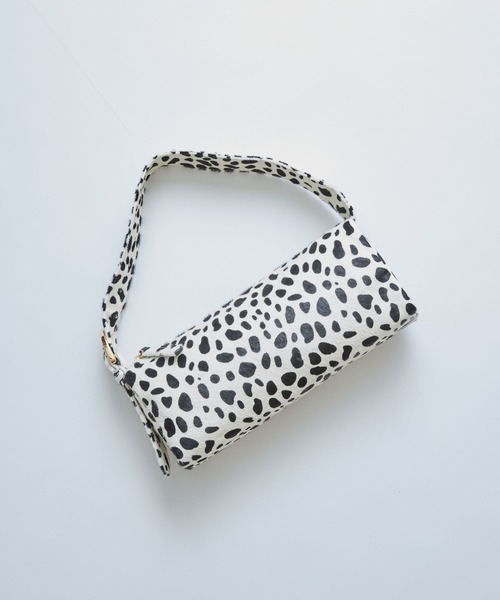 HASHIBAMI（ハシバミ）の「【HASHIBAMI】ヨコナガジップ カウヘアー ワンショルダー（ショルダーバッグ・レディース・ブラック×ベージュ/ホワイト・FREE）」の3枚目の写真