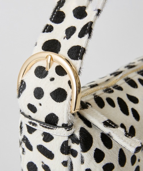 HASHIBAMI（ハシバミ）の「【HASHIBAMI】ヨコナガジップ カウヘアー ワンショルダー（ショルダーバッグ・レディース・ブラック×ベージュ/ホワイト・FREE）」の22枚目の写真