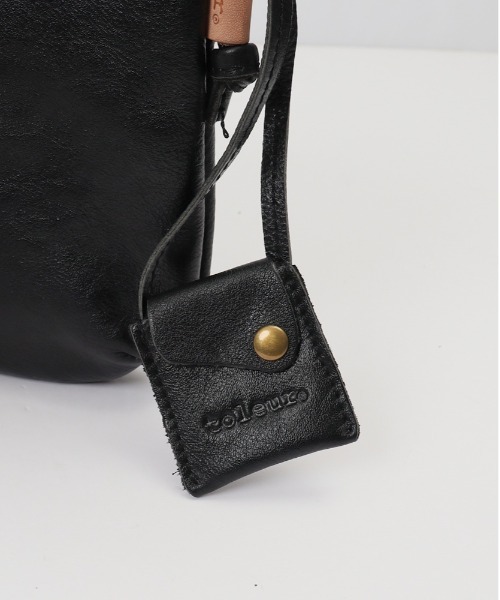 toleur（トーラ）の「toleur カウレザーミニサコッシュ（ショルダーバッグ・レディース・ブラック/グレイッシュベージュ/オリーブ/キャメル/グリーン/ワインレッド/マスタード/グレー・FREE）」の9枚目の写真