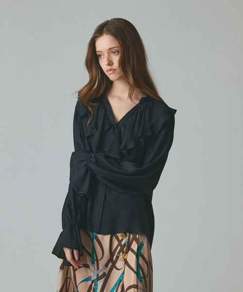 GRACE CLASS（グレースクラス）の「スキッパーラッフルブラウス（シャツ/ブラウス・レディース・ブラック・36/38）」の2枚目の写真