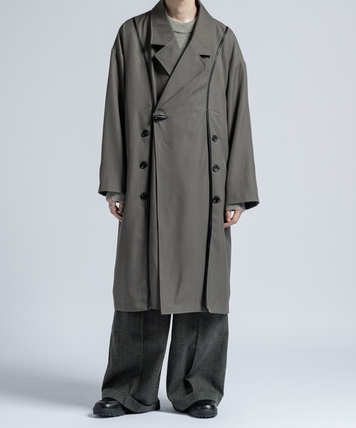 CASPER JOHN(キャスパージョン)の「Piping toggle coat / パイピングトグルコート(トレンチコート・メンズ・グレイッシュベージュ/ブラック・LARGE/MEDIUM/SMALL/X-SMALL)」の21枚目の写真