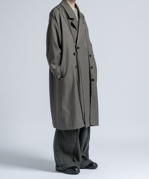 CASPER JOHN(キャスパージョン)の「Piping toggle coat / パイピングトグルコート(トレンチコート・メンズ・グレイッシュベージュ/ブラック・LARGE/MEDIUM/SMALL/X-SMALL)」の22枚目の写真