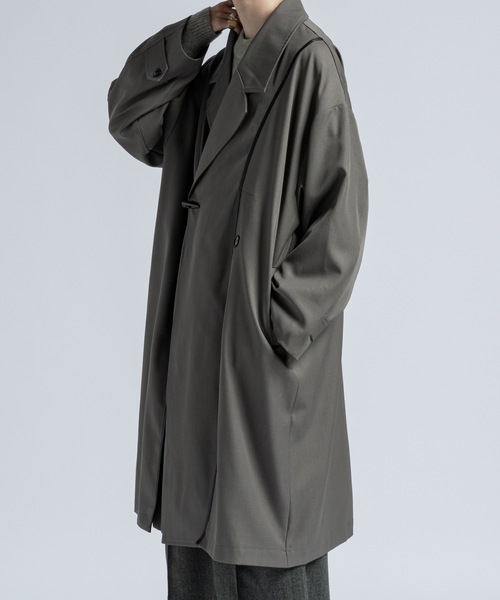 CASPER JOHN(キャスパージョン)の「Piping toggle coat / パイピングトグルコート(トレンチコート・メンズ・グレイッシュベージュ/ブラック・LARGE/MEDIUM/SMALL/X-SMALL)」の20枚目の写真