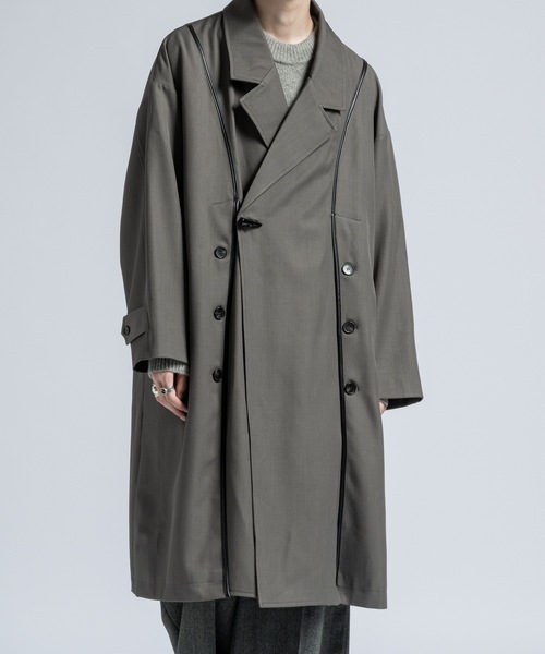 CASPER JOHN(キャスパージョン)の「Piping toggle coat / パイピングトグルコート(トレンチコート・メンズ・グレイッシュベージュ/ブラック・LARGE/MEDIUM/SMALL/X-SMALL)」の18枚目の写真