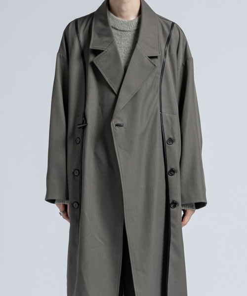 CASPER JOHN(キャスパージョン)の「Piping toggle coat / パイピングトグルコート(トレンチコート・メンズ・グレイッシュベージュ/ブラック・LARGE/MEDIUM/SMALL/X-SMALL)」の19枚目の写真