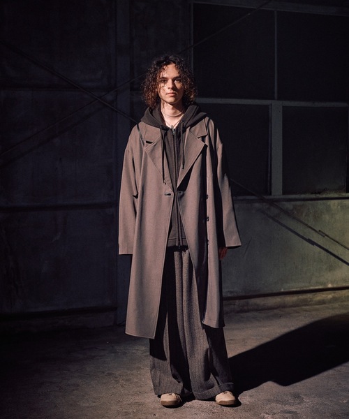 CASPER JOHN(キャスパージョン)の「Piping toggle coat / パイピングトグルコート(トレンチコート・メンズ・グレイッシュベージュ/ブラック・LARGE/MEDIUM/SMALL/X-SMALL)」の4枚目の写真