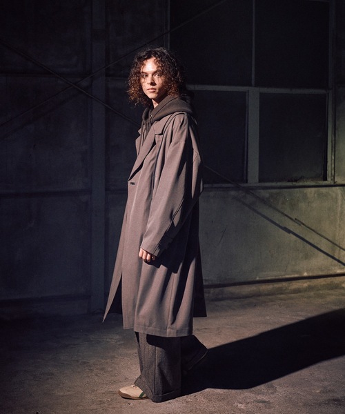 CASPER JOHN(キャスパージョン)の「Piping toggle coat / パイピングトグルコート(トレンチコート・メンズ・グレイッシュベージュ/ブラック・LARGE/MEDIUM/SMALL/X-SMALL)」の5枚目の写真