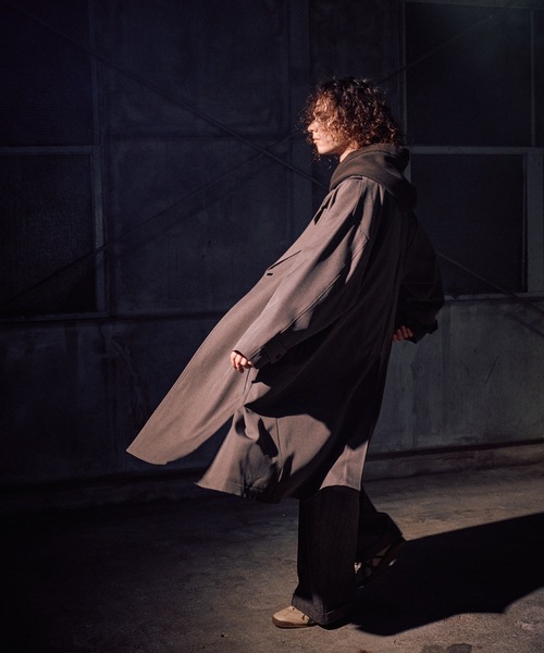 CASPER JOHN(キャスパージョン)の「Piping toggle coat / パイピングトグルコート(トレンチコート・メンズ・グレイッシュベージュ/ブラック・LARGE/MEDIUM/SMALL/X-SMALL)」の6枚目の写真