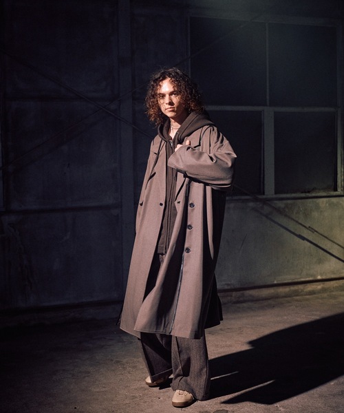 CASPER JOHN(キャスパージョン)の「Piping toggle coat / パイピングトグルコート(トレンチコート・メンズ・グレイッシュベージュ/ブラック・LARGE/MEDIUM/SMALL/X-SMALL)」の7枚目の写真