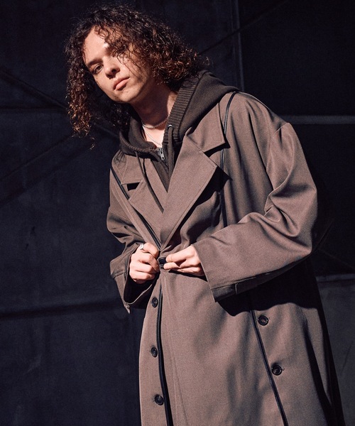 CASPER JOHN(キャスパージョン)の「Piping toggle coat / パイピングトグルコート(トレンチコート・メンズ・グレイッシュベージュ/ブラック・LARGE/MEDIUM/SMALL/X-SMALL)」の3枚目の写真