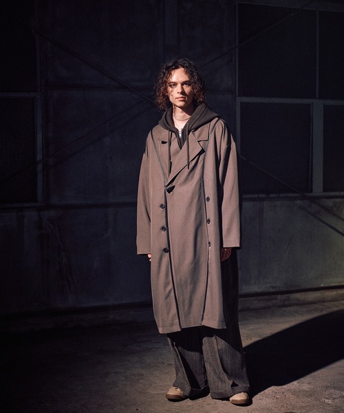 CASPER JOHN(キャスパージョン)の「Piping toggle coat / パイピングトグルコート(トレンチコート・メンズ・グレイッシュベージュ/ブラック・LARGE/MEDIUM/SMALL/X-SMALL)」の8枚目の写真