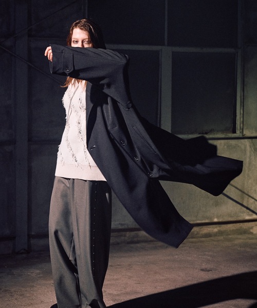 CASPER JOHN(キャスパージョン)の「Piping toggle coat / パイピングトグルコート(トレンチコート・メンズ・グレイッシュベージュ/ブラック・LARGE/MEDIUM/SMALL/X-SMALL)」の14枚目の写真