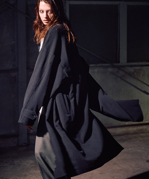 CASPER JOHN(キャスパージョン)の「Piping toggle coat / パイピングトグルコート(トレンチコート・メンズ・グレイッシュベージュ/ブラック・LARGE/MEDIUM/SMALL/X-SMALL)」の12枚目の写真