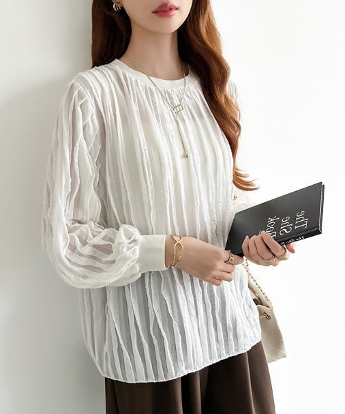 COCOMOMO(ココモモ)の「立体フリルで華やかに フリルトップス フリル シアー カットソー 長袖 フリルTシャツ オフィスカジュアル 春服 秋服(Tシャツ/カットソー・レディース・ブラック/ダークブラウン/ライトグレー/ホワイト/ネイビー/ライトブラウン・M/S/L)」の22枚目の写真