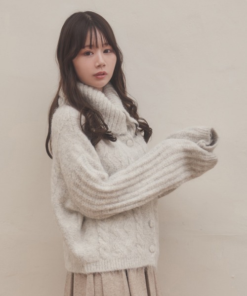 M DOLLY（エムドリー）の「cable knit fumo cardigan/ケーブルニットフーモカーディガン（カーディガン/ボレロ・レディース・ベージュ/グレー・FREE）」の3枚目の写真