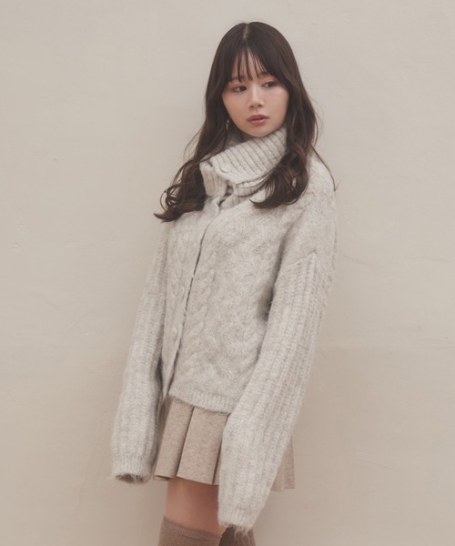 M DOLLY（エムドリー）の「cable knit fumo cardigan/ケーブルニットフーモカーディガン（カーディガン/ボレロ・レディース・ベージュ/グレー・FREE）」の4枚目の写真
