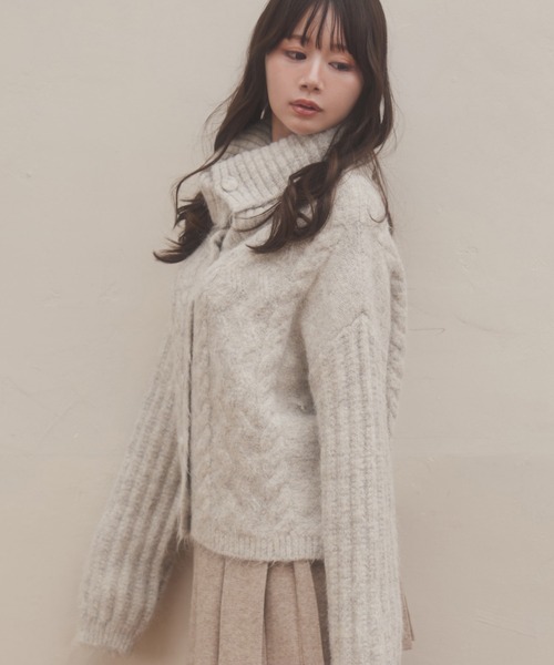 M DOLLY（エムドリー）の「cable knit fumo cardigan/ケーブルニットフーモカーディガン（カーディガン/ボレロ・レディース・ベージュ/グレー・FREE）」の5枚目の写真