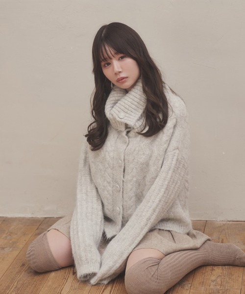 M DOLLY（エムドリー）の「cable knit fumo cardigan/ケーブルニットフーモカーディガン（カーディガン/ボレロ・レディース・ベージュ/グレー・FREE）」の7枚目の写真