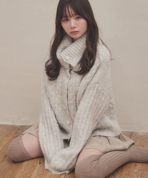 M DOLLY（エムドリー）の「cable knit fumo cardigan/ケーブルニットフーモカーディガン（カーディガン/ボレロ・レディース・ベージュ/グレー・FREE）」の8枚目の写真