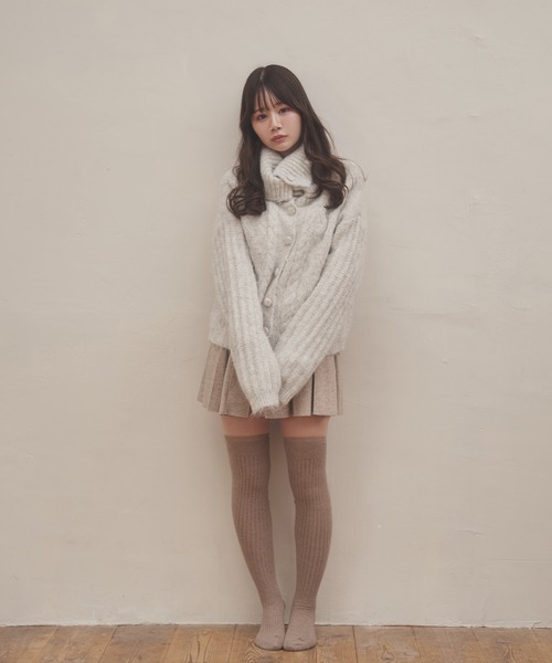 M DOLLY（エムドリー）の「cable knit fumo cardigan/ケーブルニットフーモカーディガン（カーディガン/ボレロ・レディース・ベージュ/グレー・FREE）」の9枚目の写真