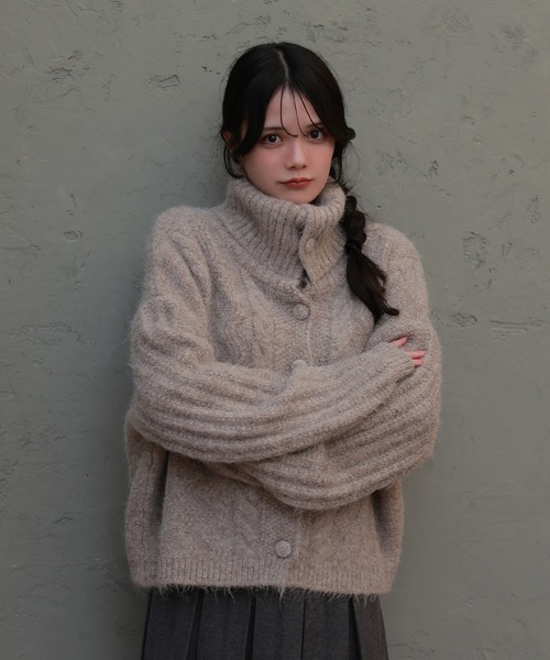 M DOLLY（エムドリー）の「cable knit fumo cardigan/ケーブルニットフーモカーディガン（カーディガン/ボレロ・レディース・ベージュ/グレー・FREE）」の11枚目の写真