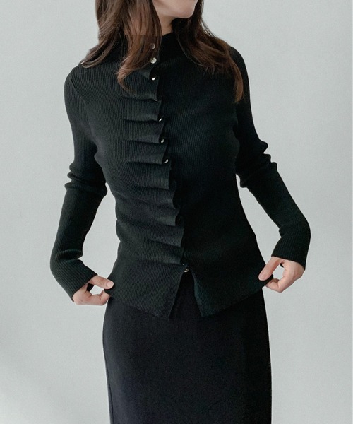 on:nue（オンニュ）の「【on:nue】[着用動画あり！/選べる4色展開] モックネックフロントフリルカーディガン（ニット/セーター・レディース・ブラウン/アイボリー/ブラック/グレー・FREE）」の2枚目の写真