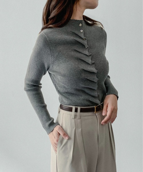 on:nue（オンニュ）の「【on:nue】[着用動画あり！/選べる4色展開] モックネックフロントフリルカーディガン（ニット/セーター・レディース・ブラウン/アイボリー/ブラック/グレー・FREE）」の12枚目の写真