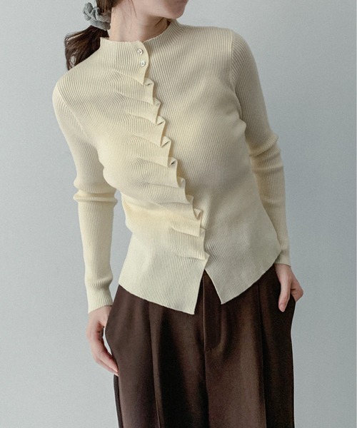 on:nue（オンニュ）の「【on:nue】[着用動画あり！/選べる4色展開] モックネックフロントフリルカーディガン（ニット/セーター・レディース・ブラウン/アイボリー/ブラック/グレー・FREE）」の6枚目の写真