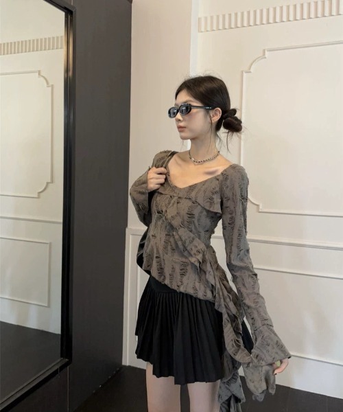 VIBGYOR（ヴィブジョー）の「【LAMPOON】フリルイレヘムブラウス（シャツ/ブラウス・レディース・グレー/アイボリー・MEDIUM/LARGE/SMALL）」の3枚目の写真