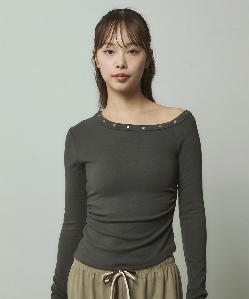 VIVID LADY(ビビッドレディー)の「アシンメトリーネック リブトップス(Tシャツ/カットソー・レディース・チャコールグレー/ブラック/ホワイト・FREE)」の3枚目の写真