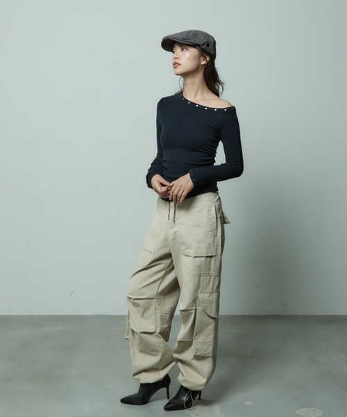 VIVID LADY(ビビッドレディー)の「アシンメトリーネック リブトップス(Tシャツ/カットソー・レディース・チャコールグレー/ブラック/ホワイト・FREE)」の4枚目の写真
