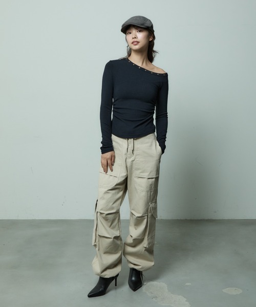 VIVID LADY(ビビッドレディー)の「アシンメトリーネック リブトップス(Tシャツ/カットソー・レディース・チャコールグレー/ブラック/ホワイト・FREE)」の7枚目の写真