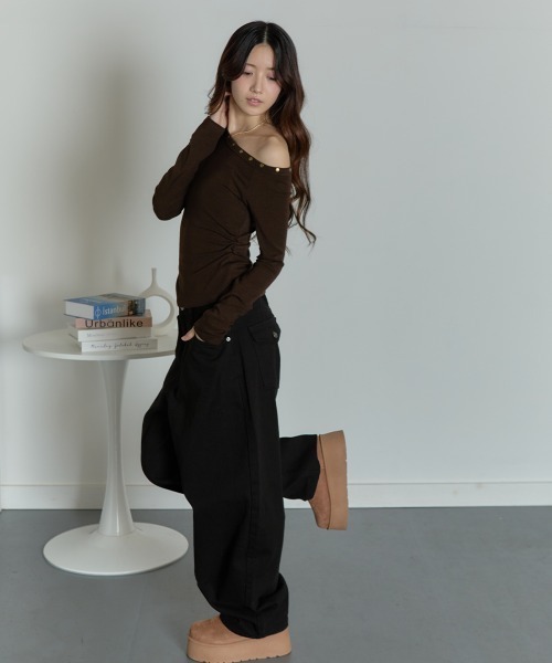 VIVID LADY(ビビッドレディー)の「アシンメトリーネック リブトップス(Tシャツ/カットソー・レディース・チャコールグレー/ブラック/ホワイト・FREE)」の14枚目の写真