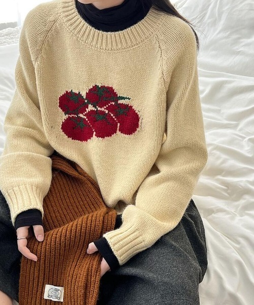 トマト刺繍デザインの可愛らしいニットセーター（ニット/セーター