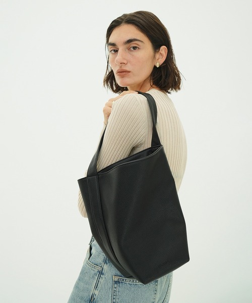 CLANE(クラネ)の「FAKE LEATHER MEDIUM TOTE BAG(トートバッグ・レディース・ブラック/アイボリー・F)」の4枚目の写真