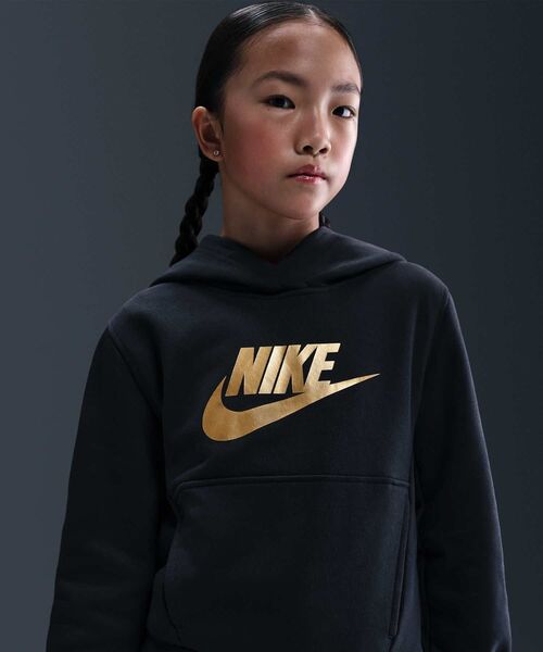NIKE（ナイキ）の「ナイキ スポーツウェア クラブ フリース ジュニア パーカー / Nike Sportswear Club Fleece Big Kids' Hoodie IH2874-010 Black（パーカー・キッズ・ブラック・130/140/150/160）」の4枚目の写真