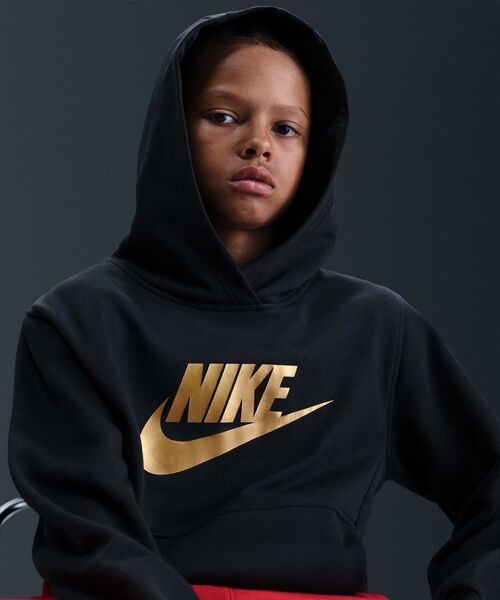 NIKE（ナイキ）の「ナイキ スポーツウェア クラブ フリース ジュニア パーカー / Nike Sportswear Club Fleece Big Kids' Hoodie IH2874-010 Black（パーカー・キッズ・ブラック・130/140/150/160）」の5枚目の写真