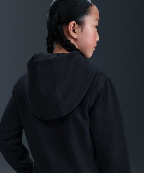 NIKE（ナイキ）の「ナイキ スポーツウェア クラブ フリース ジュニア パーカー / Nike Sportswear Club Fleece Big Kids' Hoodie IH2874-010 Black（パーカー・キッズ・ブラック・130/140/150/160）」の6枚目の写真