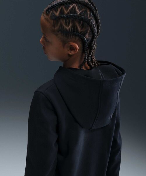 NIKE（ナイキ）の「ナイキ スポーツウェア クラブ フリース ジュニア パーカー / Nike Sportswear Club Fleece Big Kids' Hoodie IH2874-010 Black（パーカー・キッズ・ブラック・130/140/150/160）」の7枚目の写真