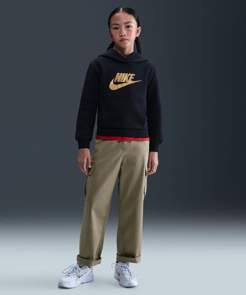 NIKE（ナイキ）の「ナイキ スポーツウェア クラブ フリース ジュニア パーカー / Nike Sportswear Club Fleece Big Kids' Hoodie IH2874-010 Black（パーカー・キッズ・ブラック・130/140/150/160）」の2枚目の写真